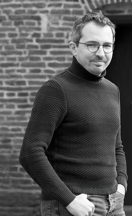 Portrait en noir et blanc de Félix Lancelot, architecte d’intérieur, expert en agencement haut de gamme.