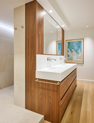 Salle de bain moderne sur-mesure HAERT, meuble double vasque en bois noyer, rénovation appartement luxe Lille.