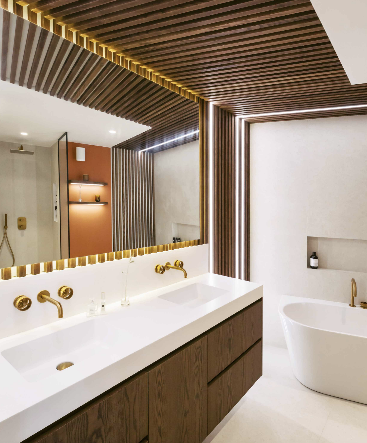 Salle de bain structurée de forme trapézoïdale avec baignoire îlot encadrée par des claustras en chêne pour une perspective lumineuse.