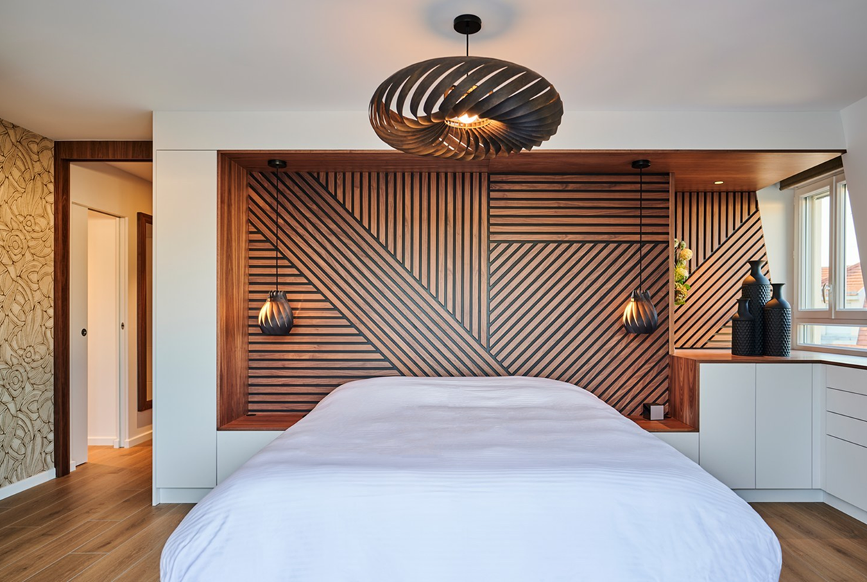 Tête de lit géométrique en noyer dans une chambre parentale sur-mesure pour un appartement VEFA
