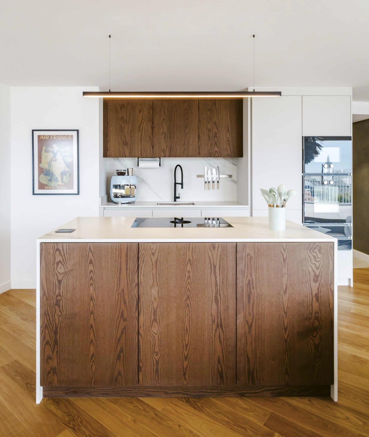 Aménagement intérieur sur-mesure d'une cuisine Bulthaup moderne et raffinée dans l'appartement réinventé à Lille.