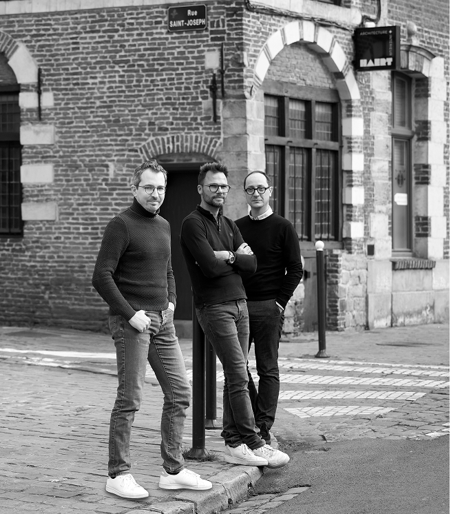 Portrait en noir et blanc de l'équipe HAERT devant leurs bureaux à Lille avec Félix Lancelot, architecte intérieur, Guillaume Boddaert, ingénieur et Sébastien Chevrier, architecte DPLG.