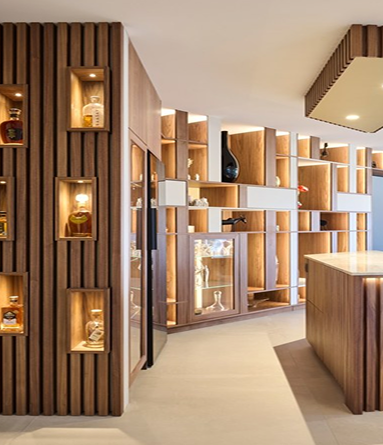 Détail d'un meuble design sur mesure et d'un espace bar avec armoire à vin