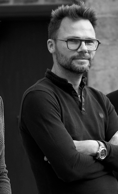 Portrait en noir et blanc de Guillaume Boddaert, ingénieur, garant des délais, de la qualité et du budget.